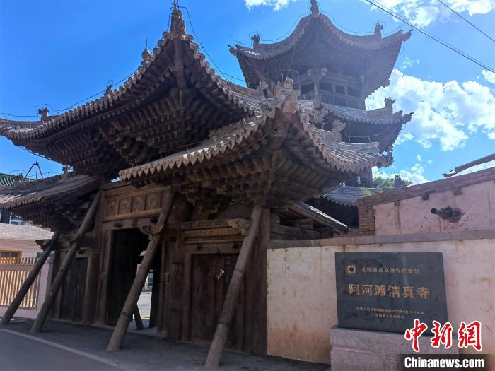 圖為集漢、藏、伊斯蘭風(fēng)格于一體的700年歷史的全國(guó)重點(diǎn)保護(hù)文物——阿河灘清真寺。　張海雯 攝