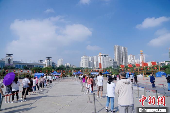 資料圖為居民有序排隊(duì)進(jìn)行核酸檢測。　馬銘言 攝