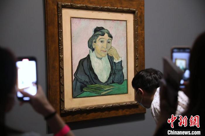 觀眾欣賞梵高畫作《阿爾勒婦女(吉努夫人肖像)》。　張亨偉 攝