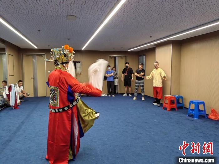 “天下第一團”正在進行練習。　昆山市文體廣電和旅游局供圖