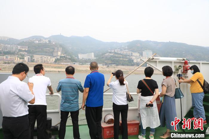 重慶市政協“同心聚力巴渝行”主題采訪團15日走進奉節，了解當地政協委員護江成效。　梁欽卿 攝