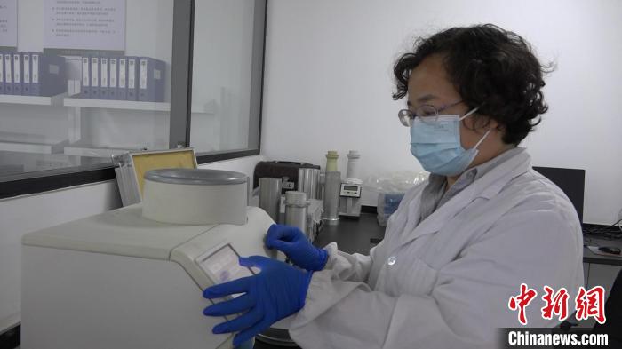 檢驗(yàn)員對(duì)樣品進(jìn)行檢測(cè)。　王惠琳 攝