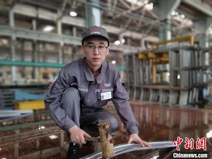 王漢卿在調(diào)修側(cè)墻彎梁。　受訪者供圖