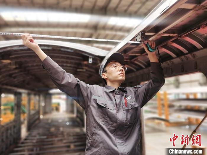 王漢卿在安裝車頂二次骨架吊。　受訪者供圖