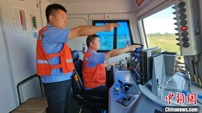 為確保首趟班列安全正點開行，東營鐵路運輸分處認真做好班列開行的各項準備工作。　中鐵三局運輸工程分公司供圖