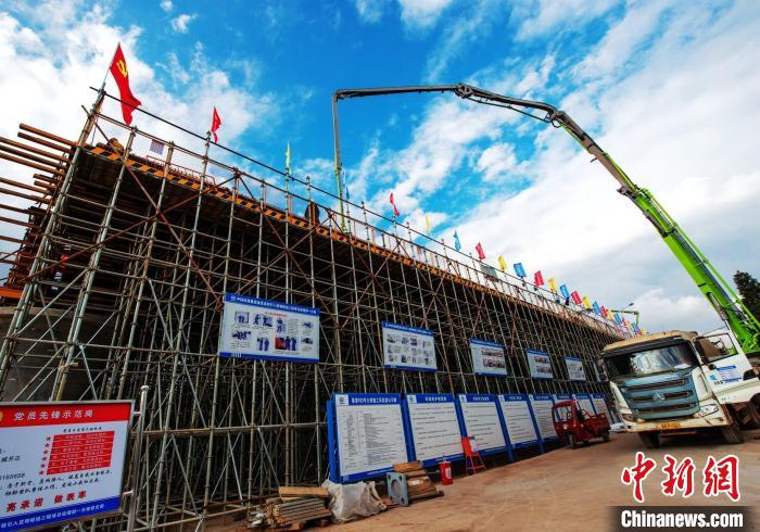 圖為渝昆高鐵云南段境內首座大橋連續梁混凝土澆筑施工現場。　何呂鵬 攝