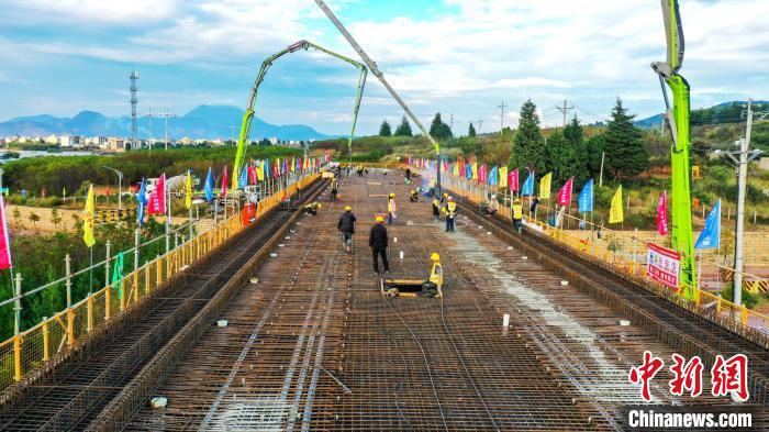 圖為渝昆高鐵云南段境內首座大橋連續梁混凝土澆筑施工現場。　劉文貴 攝