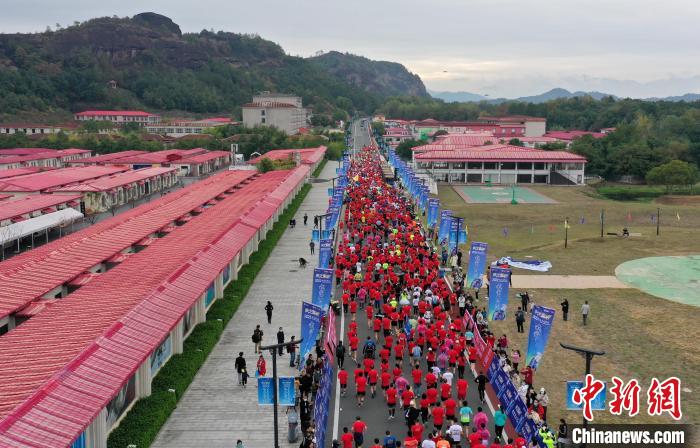 2022年龍虎山半程馬拉松鳴槍開跑?！⒅剧?攝