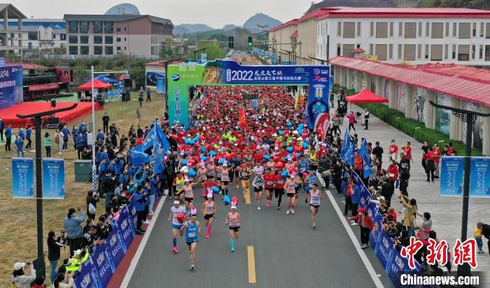 2022年龍虎山半程馬拉松鳴槍開跑。　劉志琨 攝