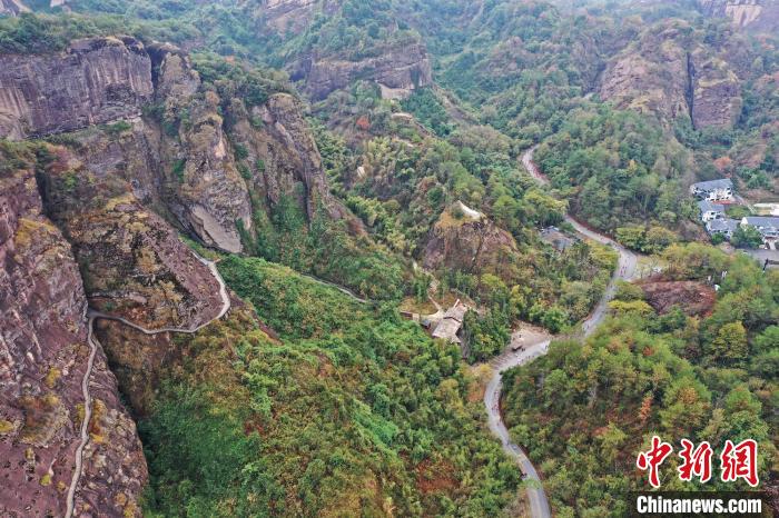 2022年龍虎山半程馬拉松鳴槍開跑?！⒅剧?攝