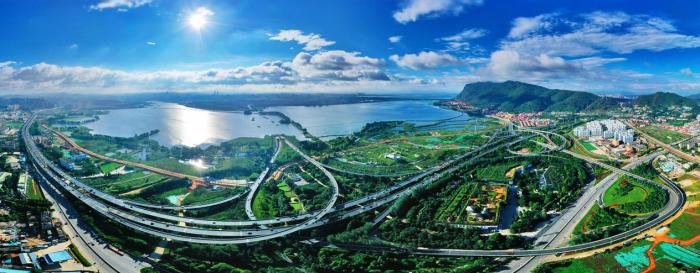 俯瞰昆明滇池沿岸。