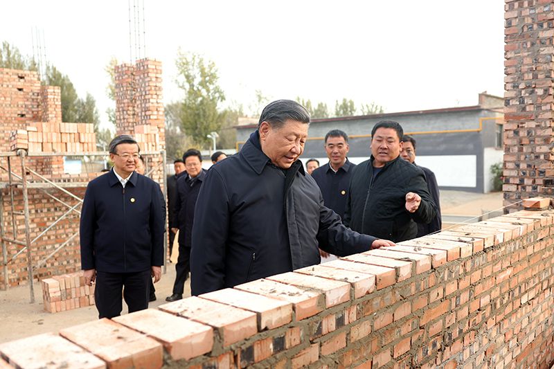 2023年11月10日,習近平總書記在河北保定涿州市刁窩鎮萬全莊村房屋重建施工現場考察。