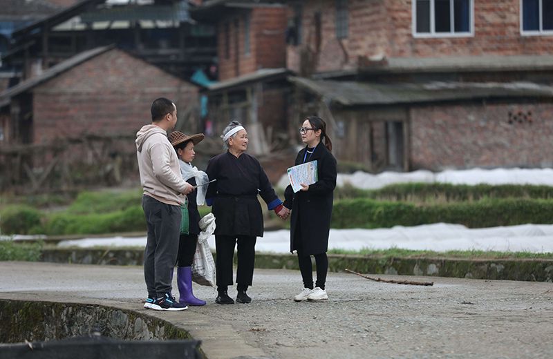 2022年3月24日,在廣西柳州市三江侗族自治縣良口鄉南寨村,紀檢監察干部(右一、左一)在了解惠農政策落實情況。