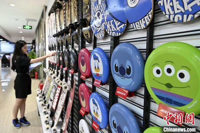 葉偉倫的體育用品公司推出了一系列IP授權款。　陳驥旻　攝