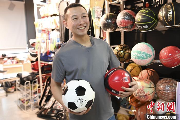 葉偉倫講述葉家在內地的發展史，其中足球是他們家引以為傲的一個產品。　陳驥旻 攝