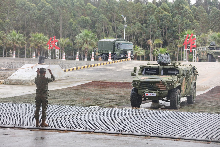 井岡山艦出發前進行車輛裝載。井岡山艦供圖