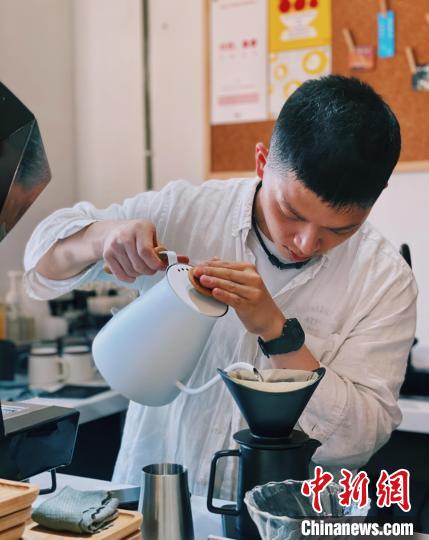 臺灣“Z世代”重慶創業：助插畫藝術“自由生長”