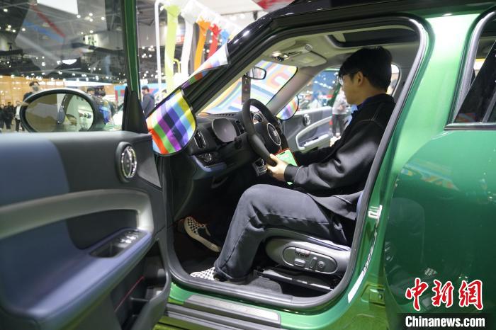 圖為觀眾在展會(huì)試駕車輛。　劉旭 攝