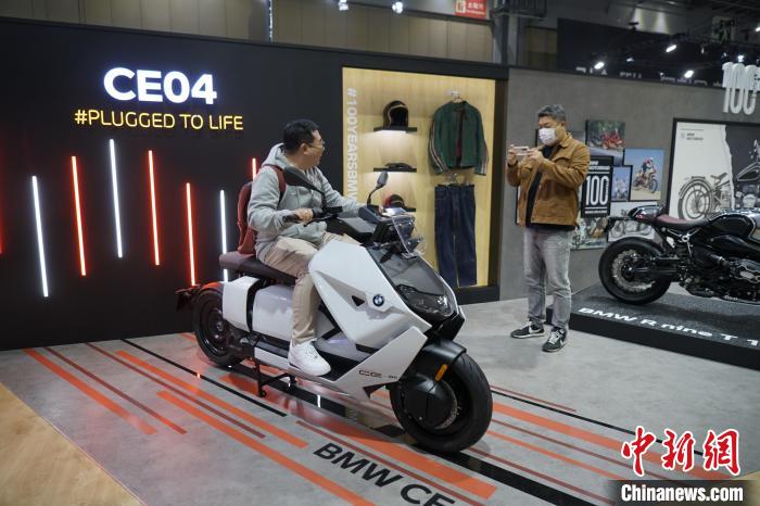 圖為觀眾在展會(huì)試駕車輛。　劉旭 攝