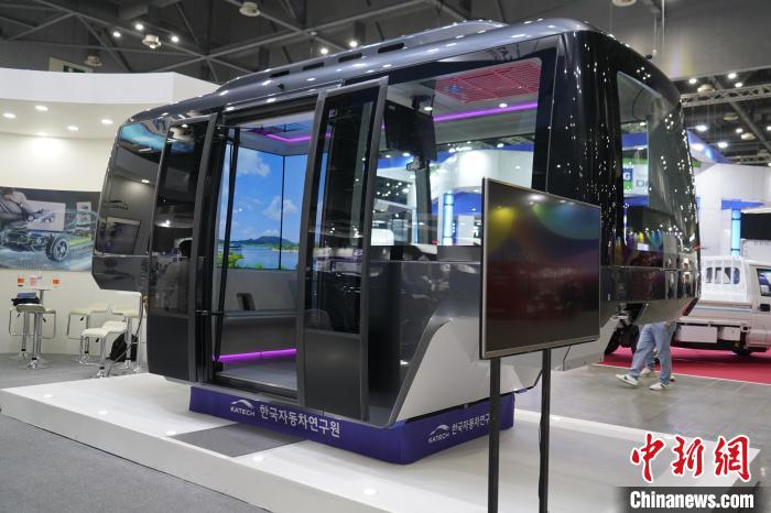 圖為展會(huì)上展示的無人駕駛移動(dòng)出行工具。　劉旭 攝