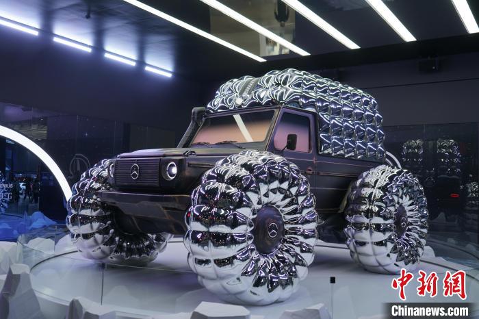 圖為梅賽德斯-奔馳和時(shí)尚品牌盟可睞(Moncler)共同設(shè)計(jì)的“Project MONDO G”。　劉旭 攝