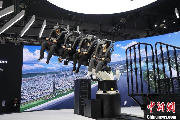 圖為觀眾在展會(huì)模擬體驗(yàn)未來城市空中移動(dòng)出行方式。　劉旭 攝