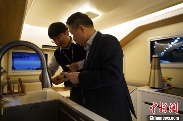 圖為參展商向觀眾介紹房車內(nèi)部設(shè)計(jì)。　劉旭 攝