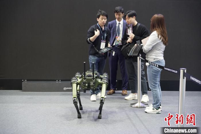 圖為觀眾在展會(huì)參觀機(jī)器人。　劉旭 攝