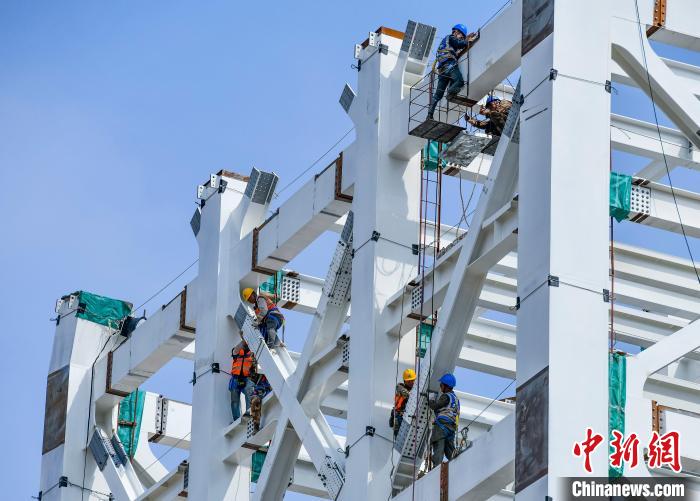 圖為海南商業(yè)航天發(fā)射場1號工位建設現(xiàn)場，工人正緊鑼密鼓施工。　駱云飛 攝