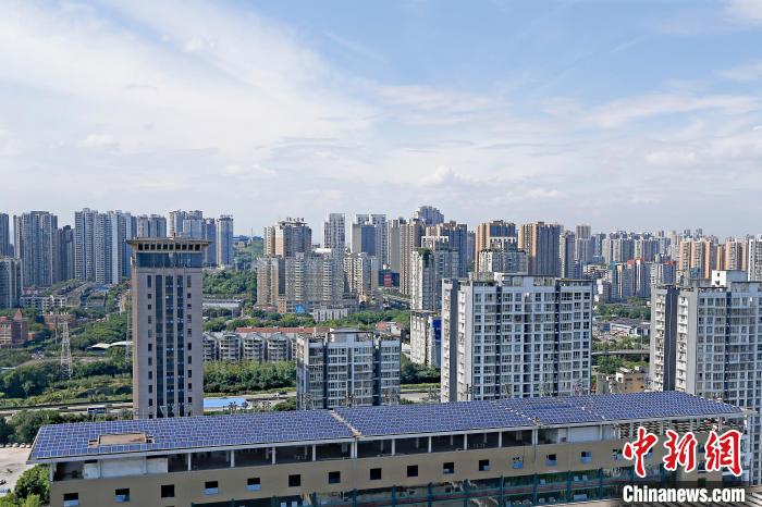 圖為輝騰能源在重慶市九龍坡區留學生創業園屋頂建設的光伏發電示范項目?！∈茉L企業供圖