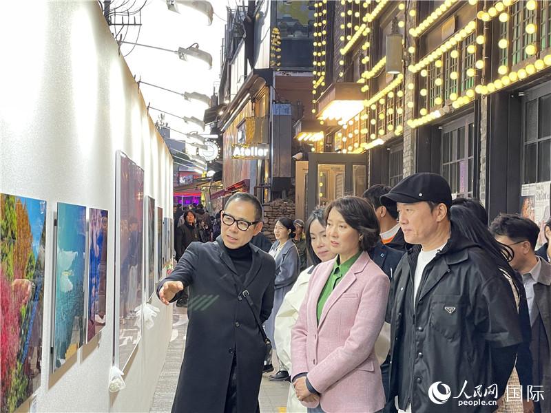 韓國中小風險企業部長官李永參觀梨泰院街頭藝術展。實習生 許鵬飛攝