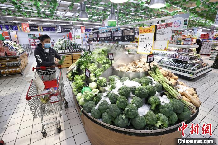 30年間，購物方式從“手推車”到“一鍵購”，美特好見證著山西超市經(jīng)濟(jì)的變遷。　張?jiān)?攝