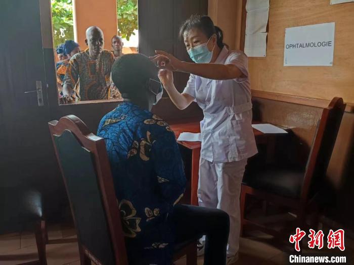 義診現場。　中國(寧夏)第26批援貝寧醫療隊 供圖