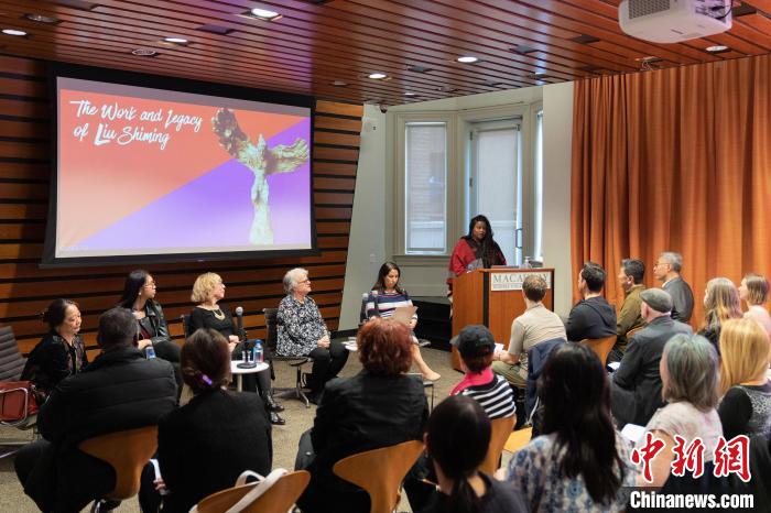 4月11日,紐約市立大學麥考利榮譽學院院長達拉·伯恩主持劉士銘雕塑作品《想飛的人》收藏揭幕儀式。 劉士銘藝術基金會 供圖