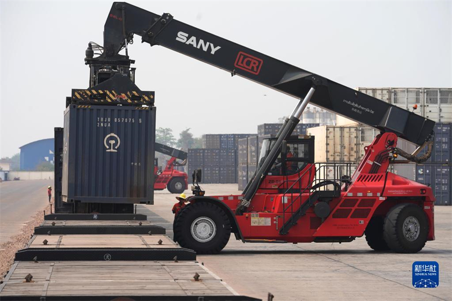 4月15日，老中鐵路有限公司的工人在老撾萬象南站裝載貨物。萬象南站是中老鐵路老撾段主要貨運站，靠近老撾與泰國邊境。因其獨特的地理位置和物流轉運配送區位優勢，萬象南站成為中老泰等國貨物中轉的“旱碼頭”。新華社記者 邢廣利 攝