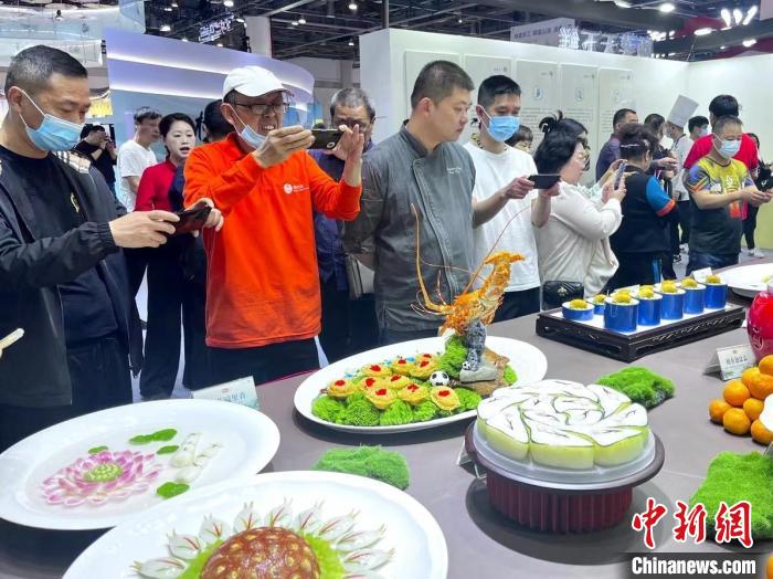 游客對(duì)展品充滿興趣。　汪軼文 攝