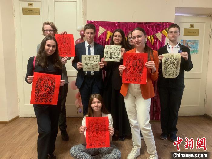 4月21日，莫斯科國立語言大學孔子學院附屬中學舉辦“國際中文日”活動，學生們展示自己的學習成果。　莫斯科國立語言大學孔子學院 供圖