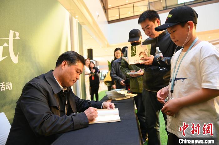 薛濤進行圖書簽售。　于海洋 攝