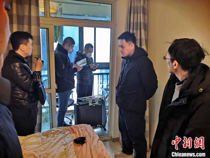 丹東市公安局民警抓捕犯罪嫌疑人，在其家中進行搜查?！〉|市公安局供圖