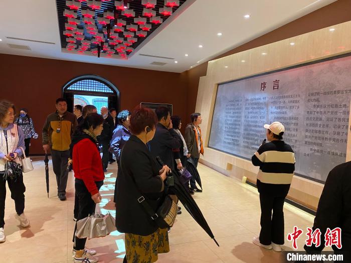 中共中央統戰部舊址里參觀者絡繹不絕。　李曉偉 攝