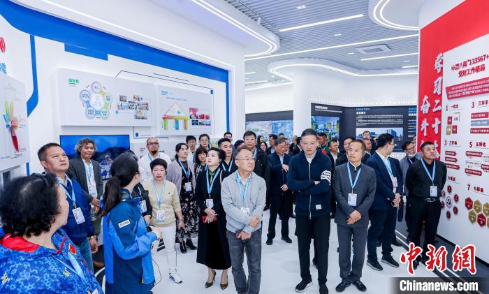 僑商、僑胞們考察金漪湖科創智造平臺重大基礎設施項目?！≈鬓k方供圖