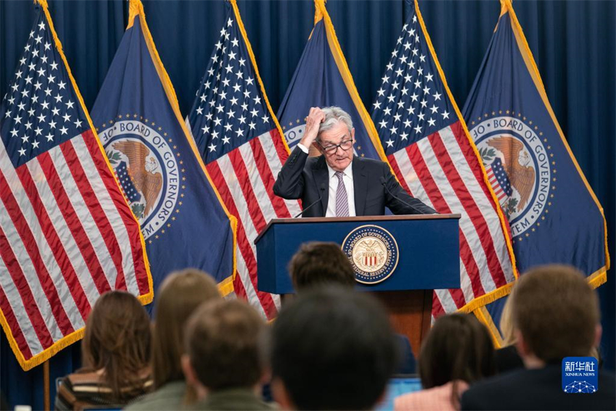 5月3日，美國聯邦儲備委員會主席鮑威爾在華盛頓出席新聞發布會。美國聯邦儲備委員會3日結束為期兩天的貨幣政策會議，宣布再次將聯邦基金利率目標區間上調25個基點到5%至5.25%之間。新華社記者劉杰攝