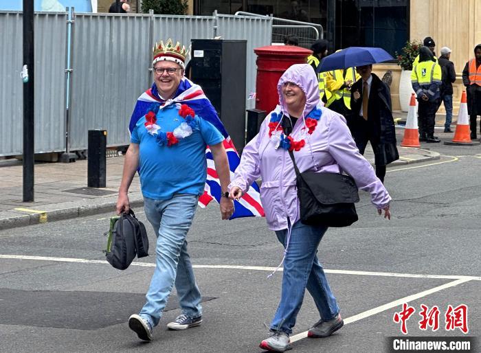 當(dāng)?shù)貢r(shí)間5月6日，英國(guó)國(guó)王查爾斯三世的加冕儀式舉行。圖為前往觀禮區(qū)的民眾。　歐陽(yáng)開宇 攝