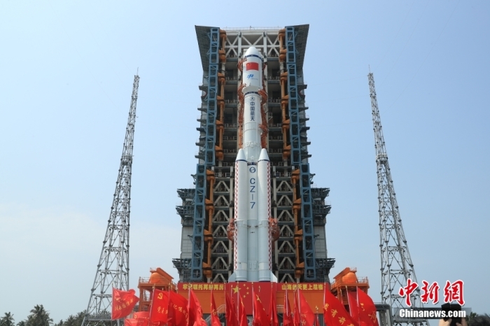 圖為轉運現場。攝影 邱立軍 黃國暢