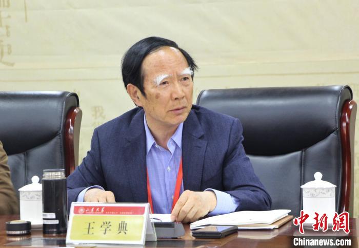 山東大學(xué)儒學(xué)高等研究院執(zhí)行院長(zhǎng)、《文史哲》雜志主編王學(xué)典主持首場(chǎng)主題發(fā)言?！≮w曉 攝