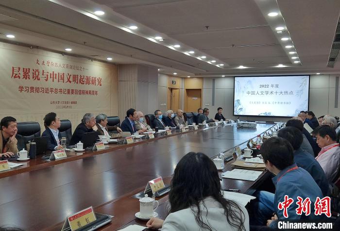 2022年度“中國(guó)人文學(xué)術(shù)十大熱點(diǎn)”在現(xiàn)場(chǎng)發(fā)布。　趙曉 攝