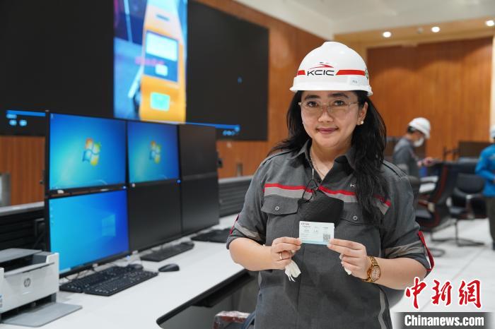 5月8日，客票系統(tǒng)負責人展示樣票。趙玅圓 攝