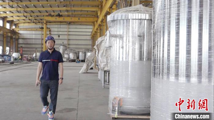 汪光典在不銹鋼罐體生產車間。　張傳明 攝