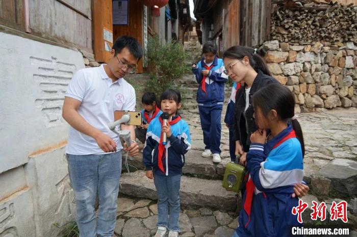 杜曉帆與該中心教師團(tuán)隊(duì)積極探索文化遺產(chǎn)方法論，深耕鄉(xiāng)村遺產(chǎn)領(lǐng)域。　復(fù)旦大學(xué)國(guó)土與文化資源研究中心供圖