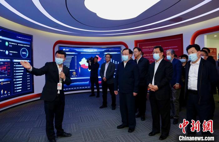 致公黨中央主席蔣作君率調研組赴天津開展重點考察調研。圖為在云賬戶共享經濟信息咨詢有限公司調研。　劉俊蒼 攝